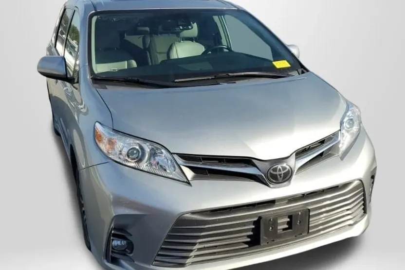 2019 Toyota Sienna XLE photo 1