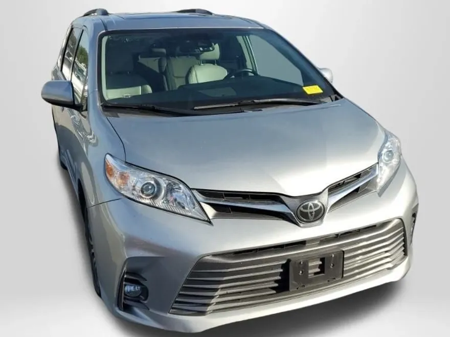 2019 Toyota Sienna XLE photo 1