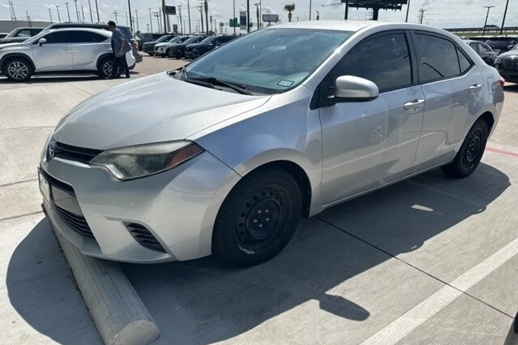 2015 Toyota Corolla LE photo 1