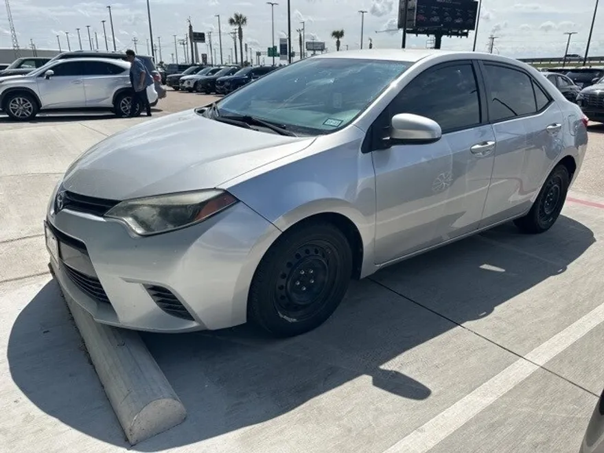 2015 Toyota Corolla LE photo 1