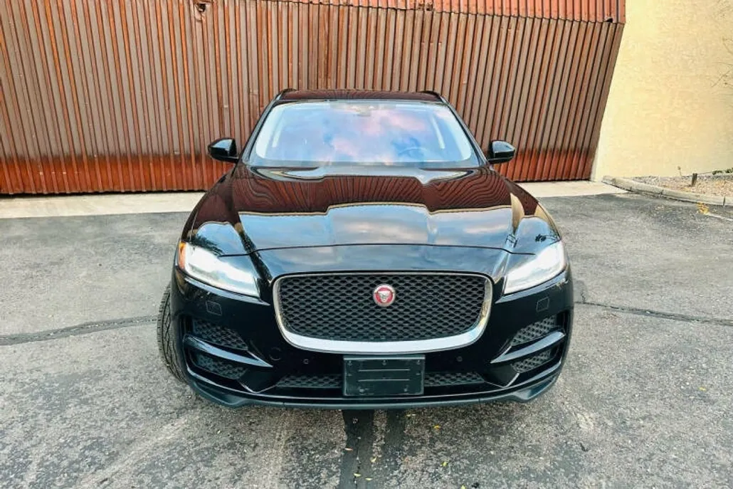 2017 Jaguar F-PACE Prestige photo 1