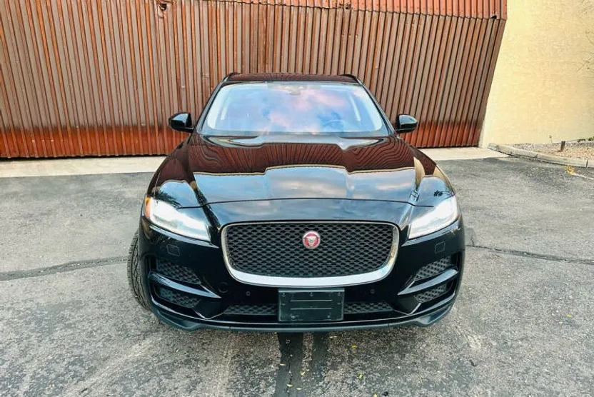 2017 Jaguar F-PACE Prestige photo 1