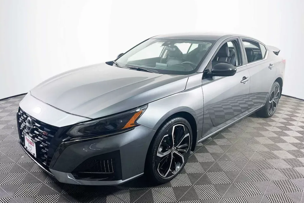 2023 Nissan Altima 2.5 SR photo 1