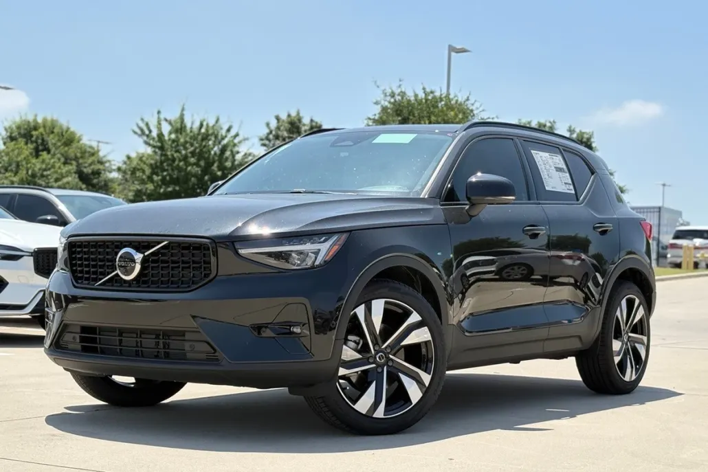 2025 Volvo XC40 Plus photo 1