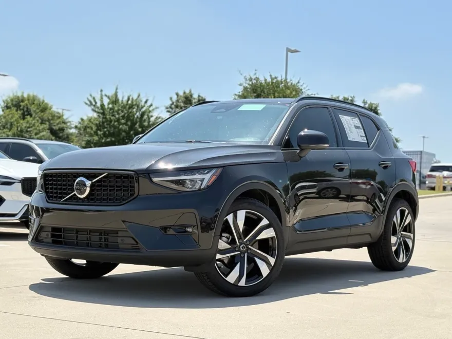 2025 Volvo XC40 Plus photo 1