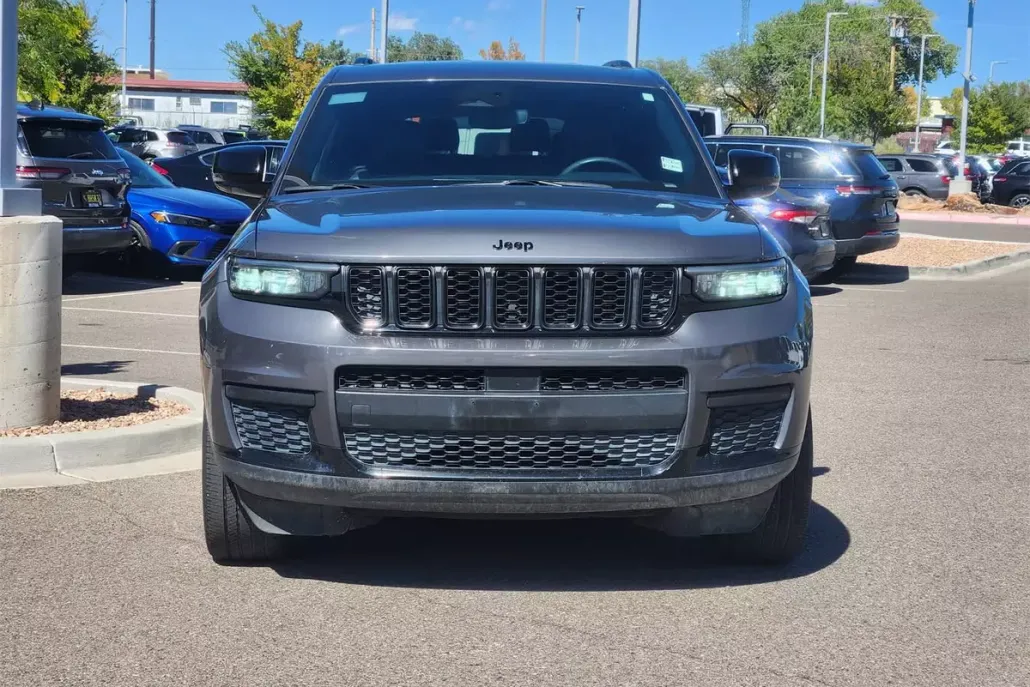 2023 Jeep Grand Cherokee Laredo photo 1