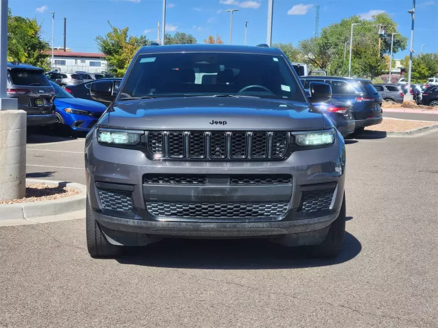 2023 Jeep Grand Cherokee Laredo photo 1
