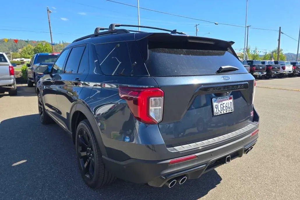 2022 Ford Explorer ST photo 1