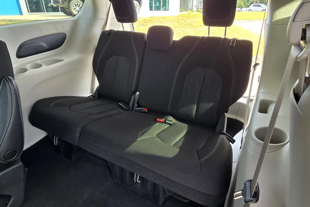 2022 Chrysler Voyager LX photo 1
