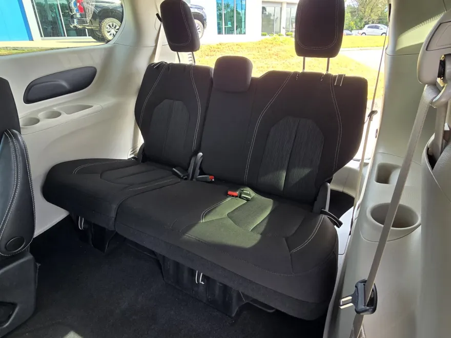2022 Chrysler Voyager LX photo 1