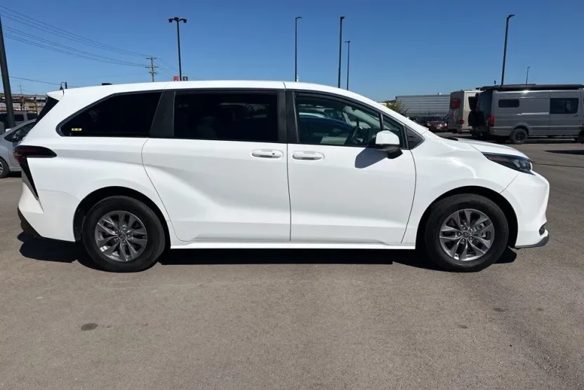 2024 Toyota Sienna LE photo 1