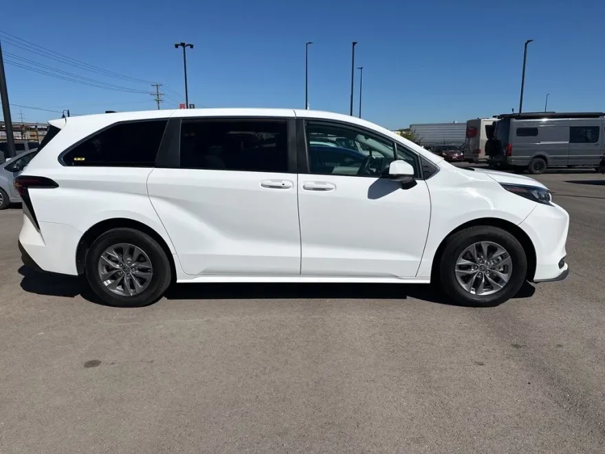 2024 Toyota Sienna LE photo 1