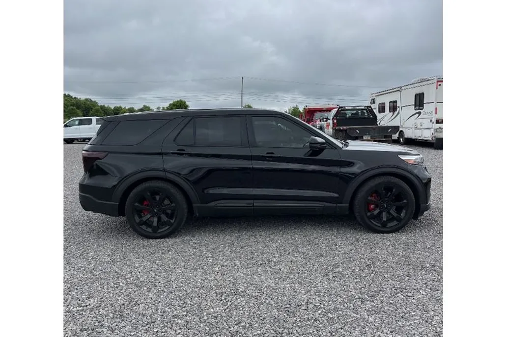 2022 Ford Explorer ST photo 1