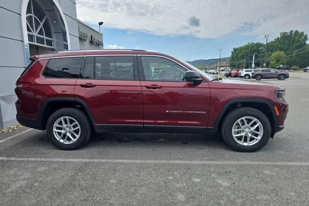 2022 Jeep Grand Cherokee Laredo photo 1