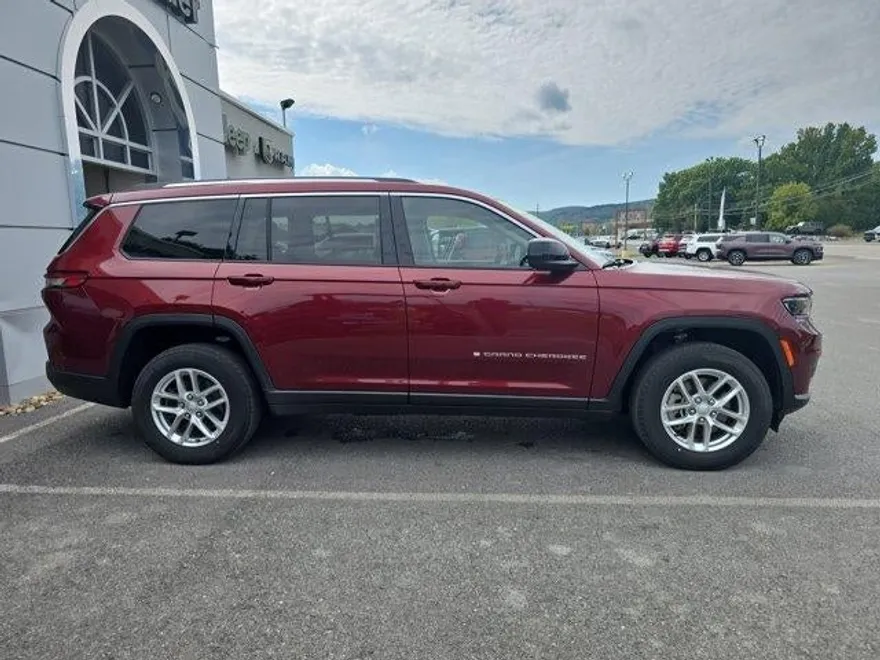 2022 Jeep Grand Cherokee Laredo photo 1