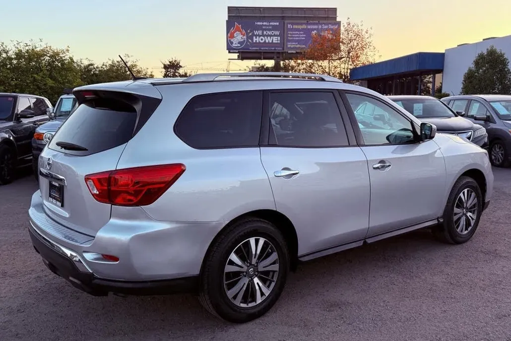 2013 Nissan Pathfinder LE photo 1