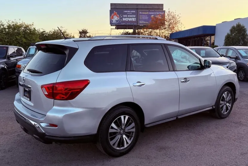 2013 Nissan Pathfinder LE photo 1