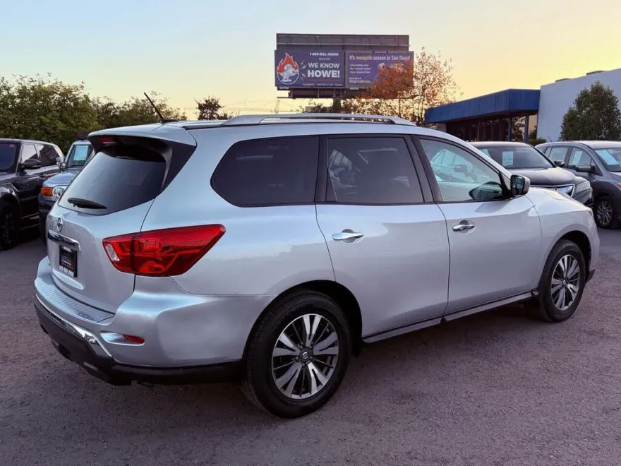 2013 Nissan Pathfinder LE photo 1