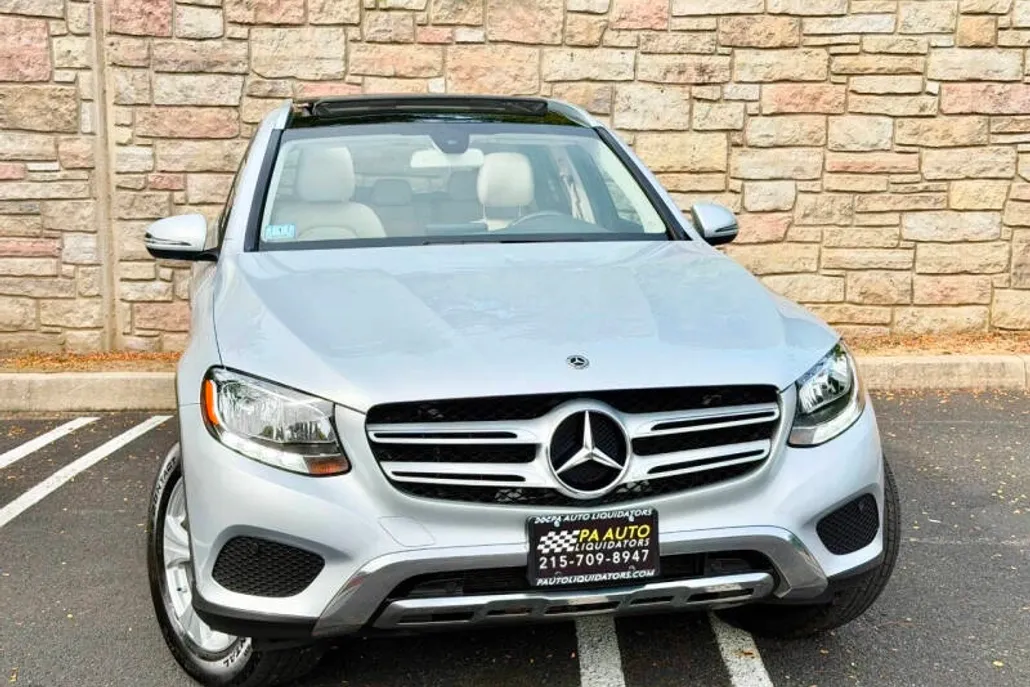 2018 Mercedes Benz GLC 300 4MATIC photo 1