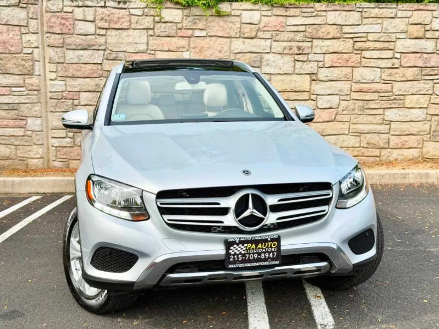 2018 Mercedes Benz GLC 300 4MATIC photo 1