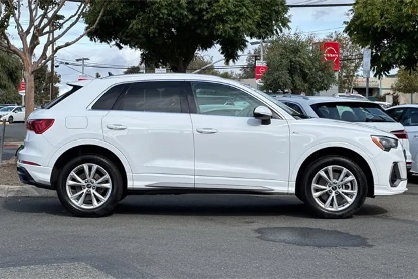 2022 Audi Q3 S line Premium photo 1