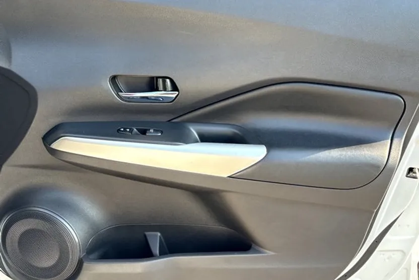 2019 Nissan Kicks SR photo 1