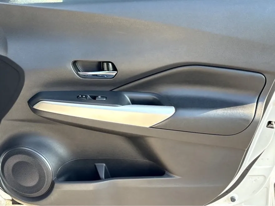 2019 Nissan Kicks SR photo 1