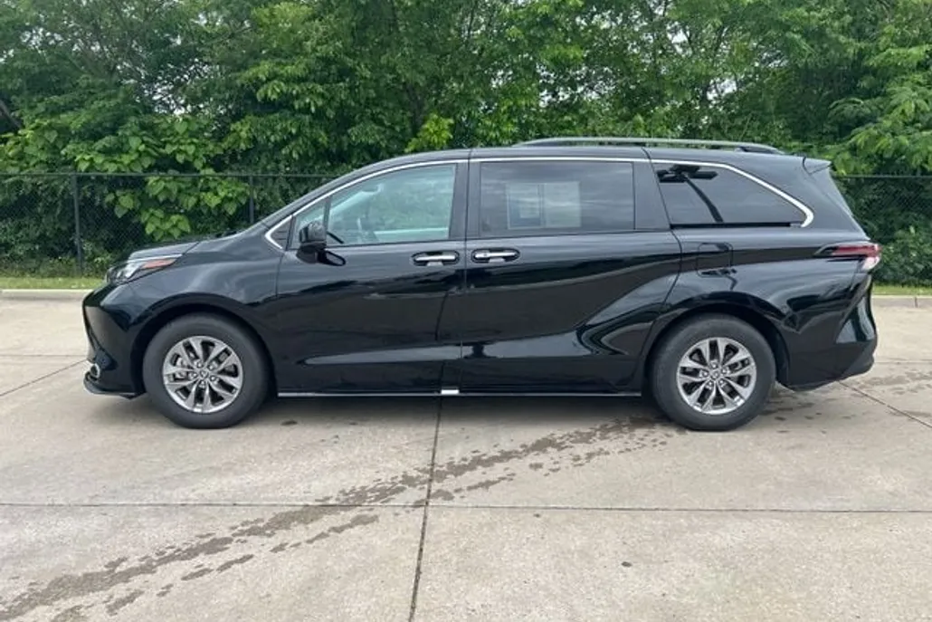 2024 Toyota Sienna XLE photo 1