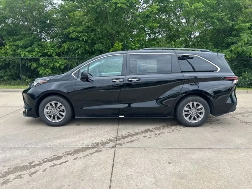 2024 Toyota Sienna XLE photo 1