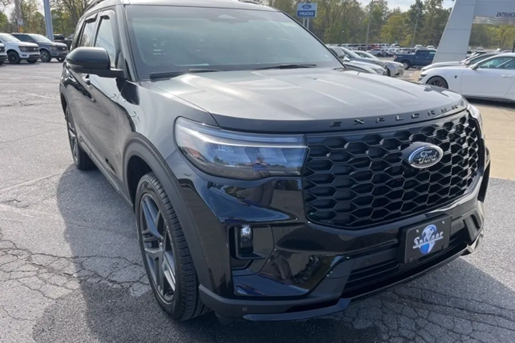 2025 Ford Explorer ST-Line photo 1