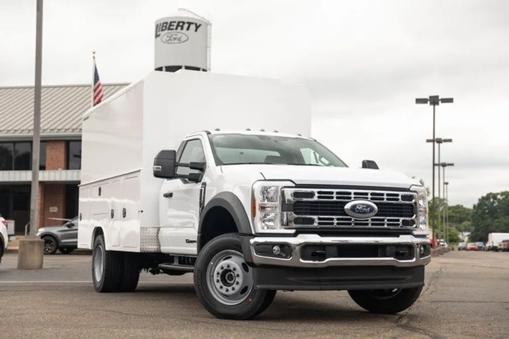 2024 Ford F-600 photo 1
