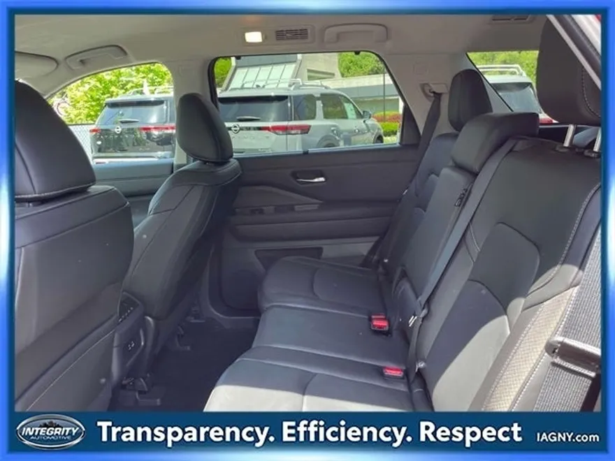 2024 Nissan Pathfinder SL photo 11