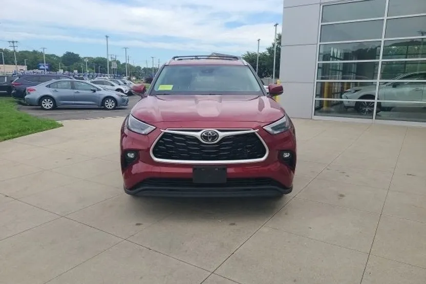 2022 Toyota Highlander XLE photo 1
