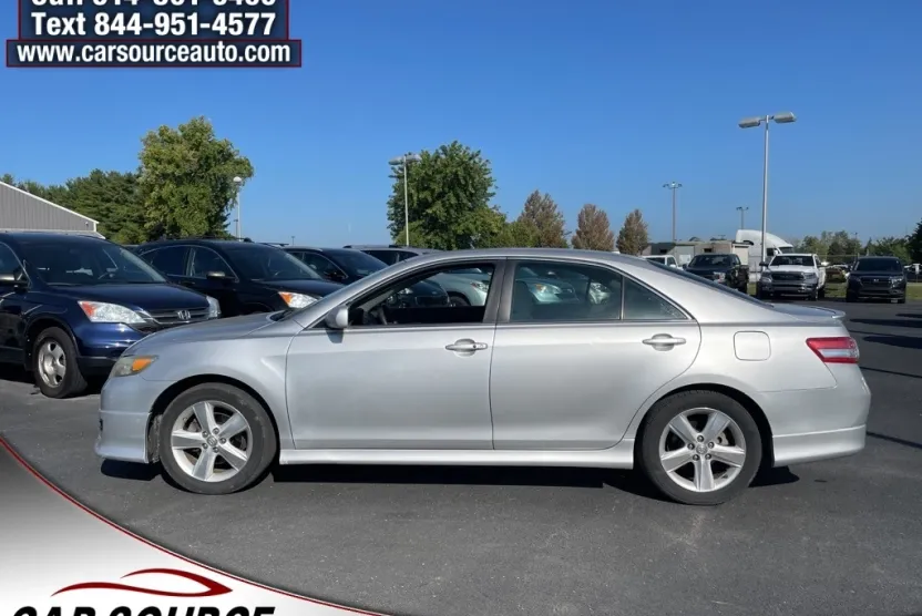 2010 Toyota Camry SE photo 1