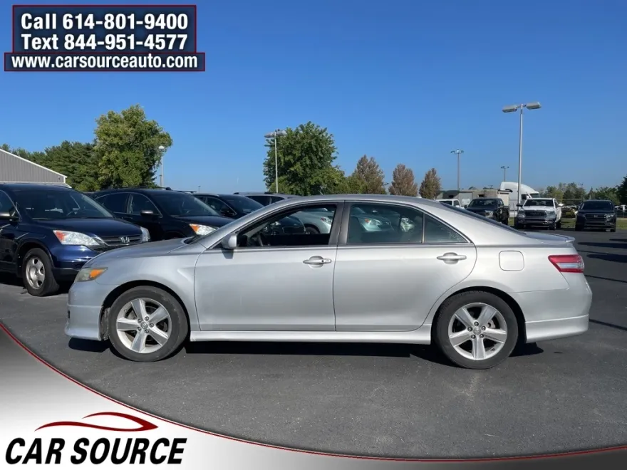 2010 Toyota Camry SE photo 1