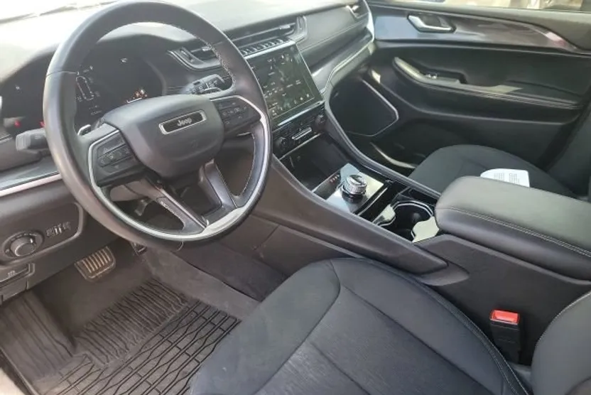 2022 Jeep Grand Cherokee Laredo photo 1