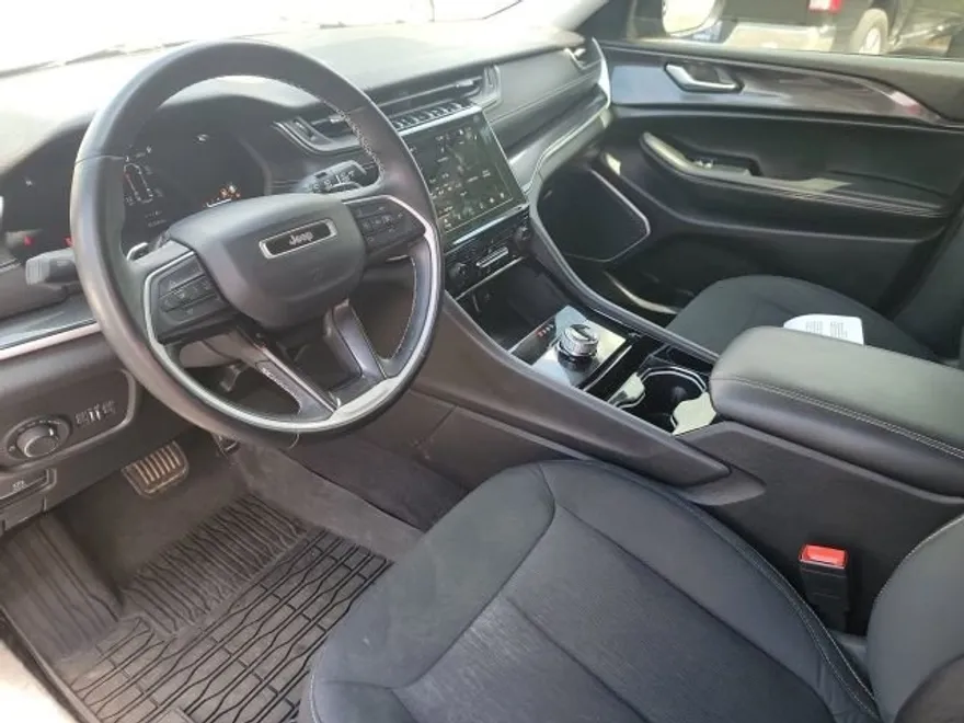 2022 Jeep Grand Cherokee Laredo photo 1