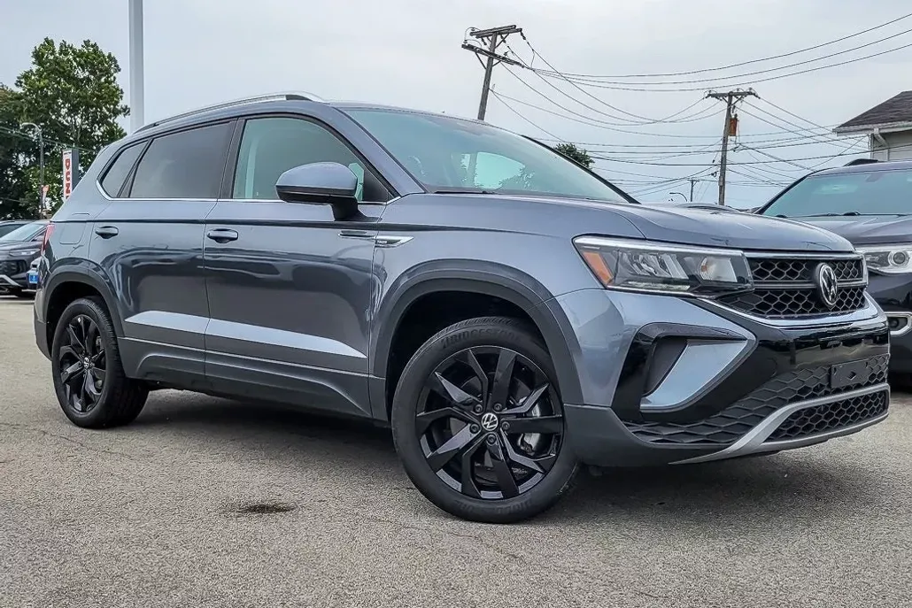 2023 Volkswagen Taos SE photo 1