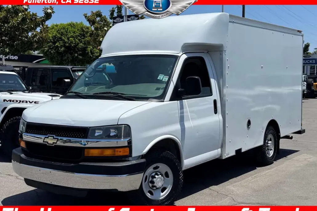 2015 Chevrolet Express 3500 Cutaway photo 1