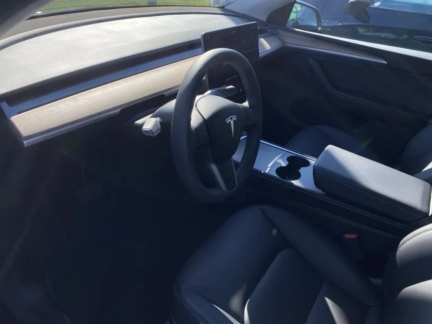 2024 Tesla Model Y Long Range photo 1