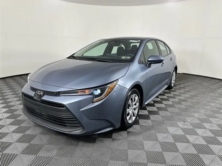 2023 Toyota Corolla LE photo 1