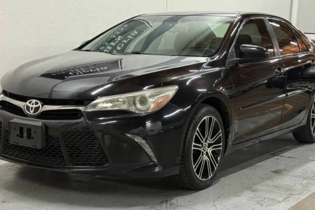 2016 Toyota Camry XSE photo 1