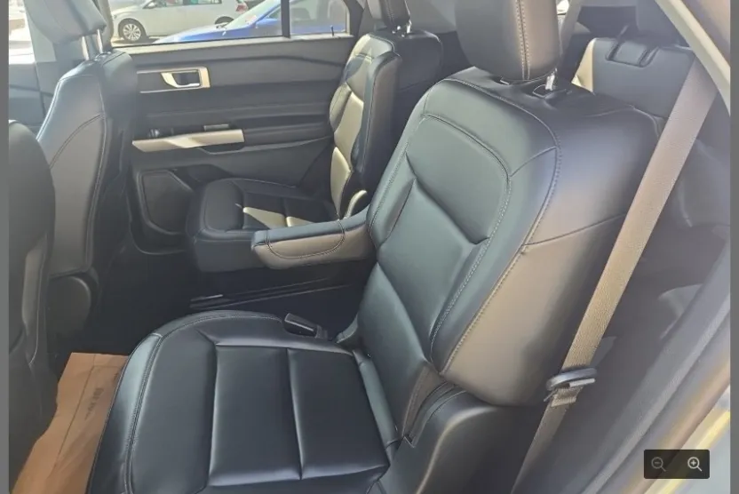 2023 Ford Explorer XLT photo 1