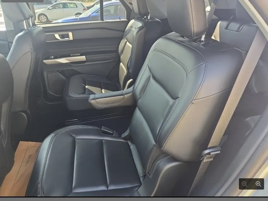 2023 Ford Explorer XLT photo 1