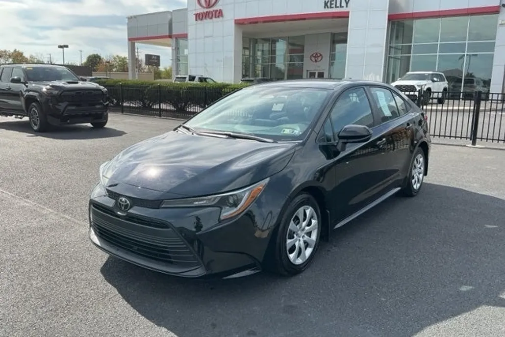 2023 Toyota Corolla LE photo 1