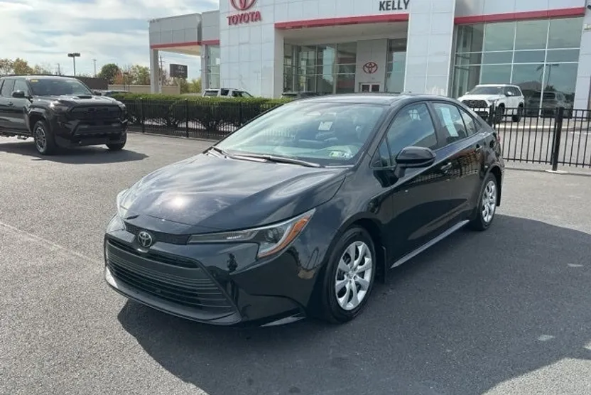 2023 Toyota Corolla LE photo 1