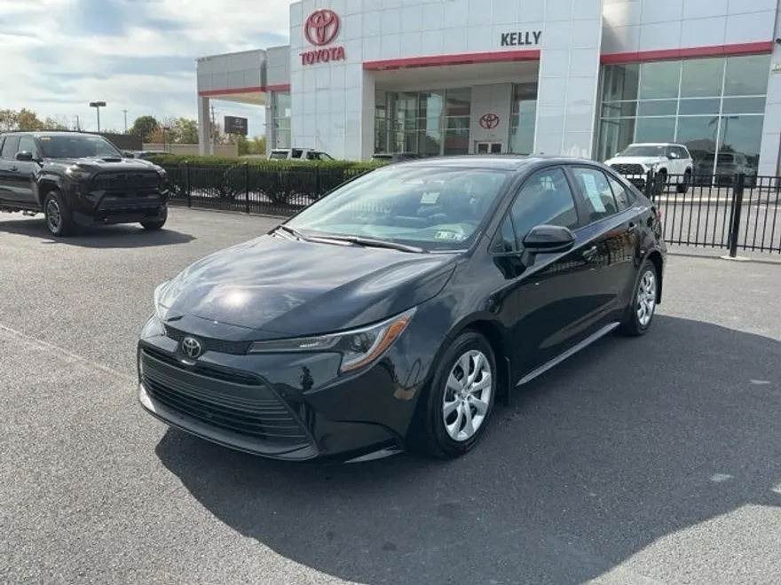 2023 Toyota Corolla LE photo 1