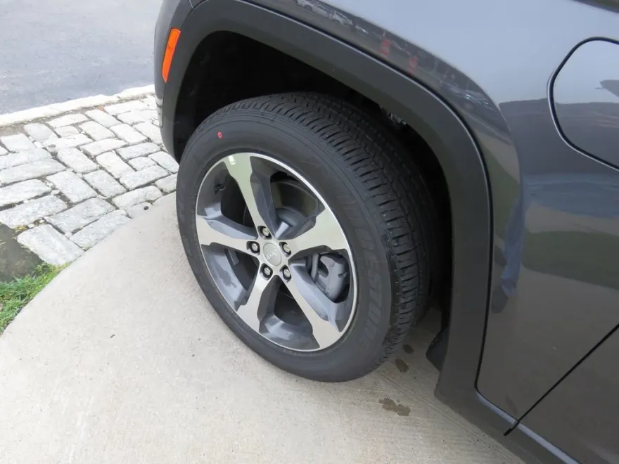 2023 Jeep Cherokee photo 3
