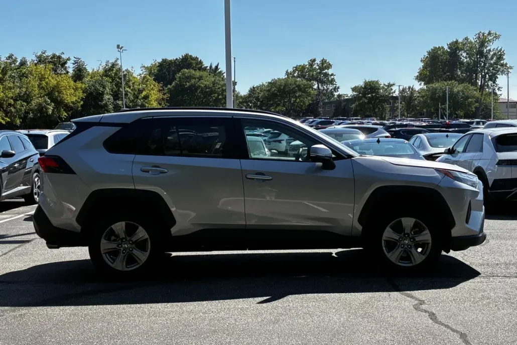 2024 Toyota RAV4 XLE photo 1