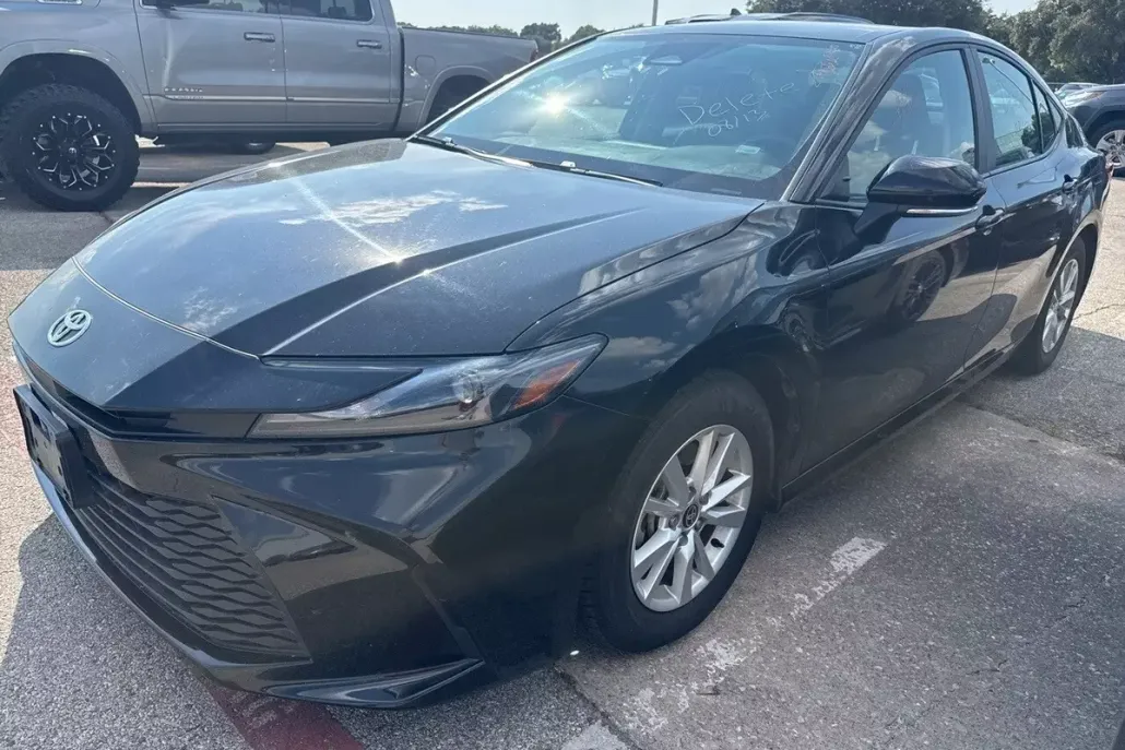 2025 Toyota Camry LE photo 1